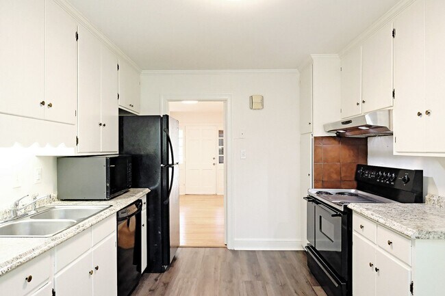 Building Photo - $1,000 Off 1st Month's Rent - Pet-Friendly Near Shops at Stonefield