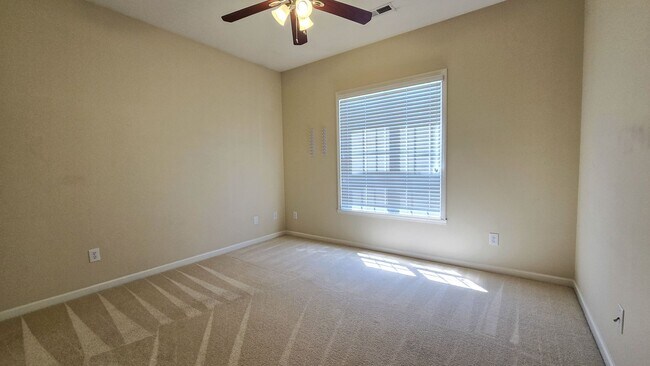 Building Photo - 4001 Parkview Ct