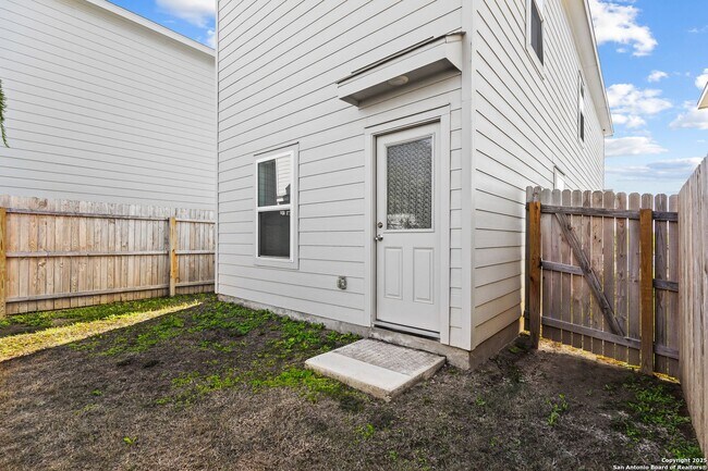 Building Photo - Charming Home Awaits: Spacious & Modern Living in a Prime Location
