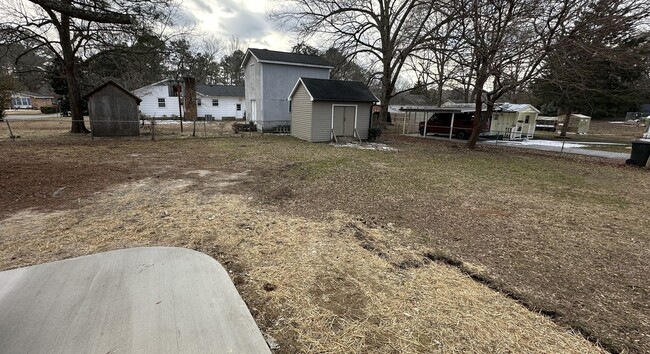 Building Photo - All brick ranch. Spacious living room. Lar...