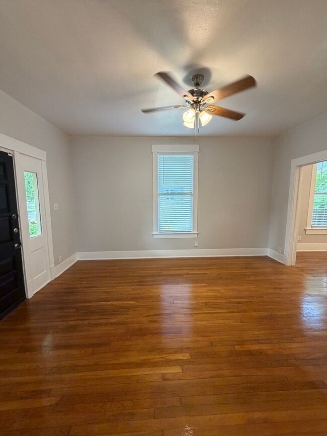 Building Photo - Stylish 2/2 Bungalow with Modern Kitchen & Spacious Backyard