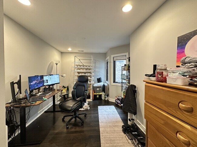 Building Photo - 907 N Damen Ave