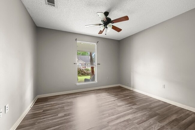 Building Photo - 692 John Henry Dr
