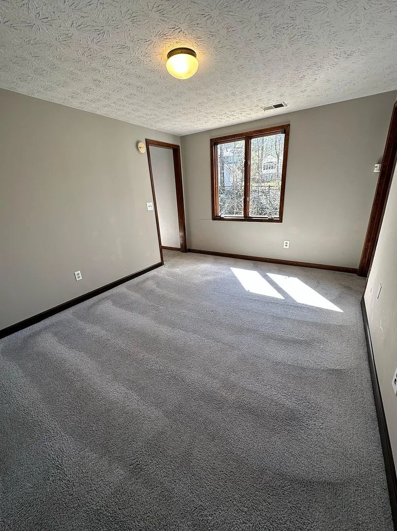 Building Photo - 194 Millbrook Farm Rd