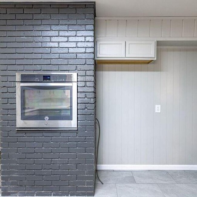 Building Photo - Room to Grow! Spacious, Remodeled 3/2/2 in Great Location!