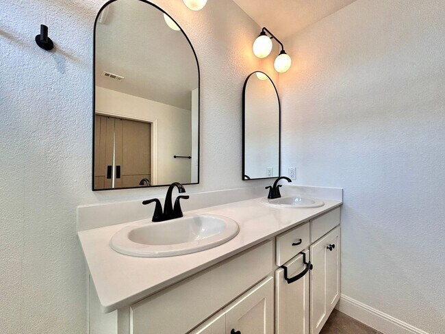 Building Photo - Beautiful and Contemporary 3 BR / 2.5 BA H...