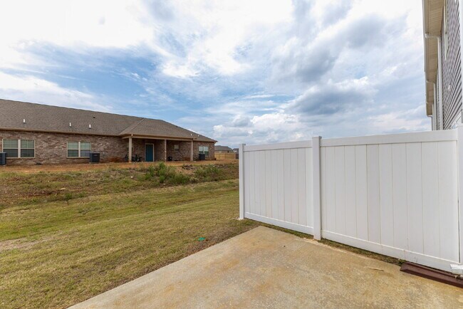 Building Photo - "Charming Newly built 3-Bed Townhouse Retreat with Granite Elegance in Prime Huntsville Location!"