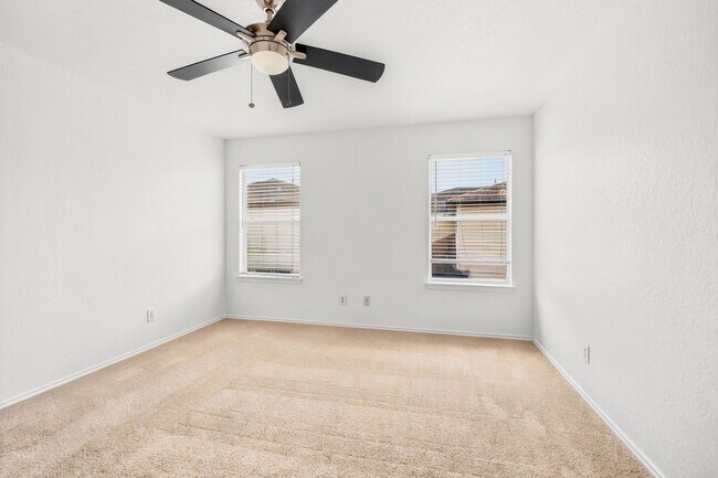 Building Photo - Freshly Painted 3 bedroom home!