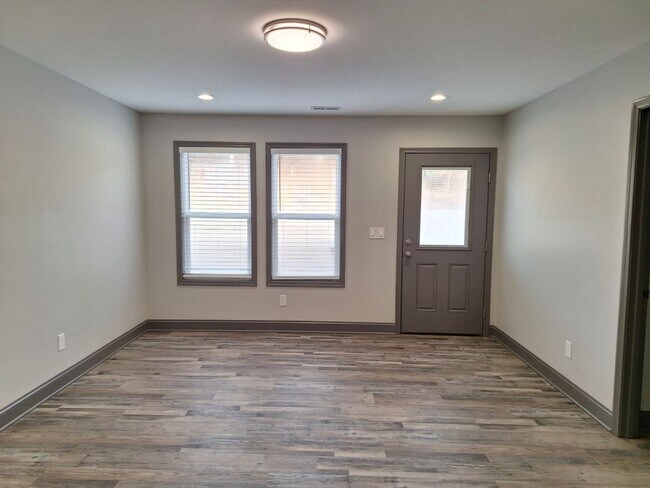 Building Photo - NEW DUPLEX Conveniently located to 40 West