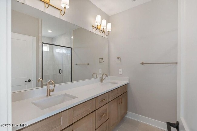 Building Photo - Brand new georgous 4 bed 3.5 bath townhome...