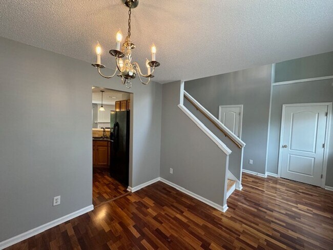 Building Photo - Pre-lease now for August!