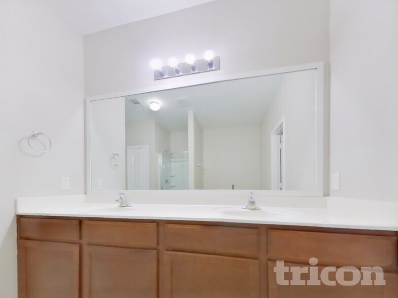 Building Photo - 916 American Monarch Dr