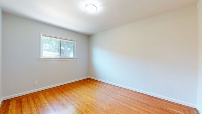 Building Photo - 3 Bedroom Home Available in East Richmond ...