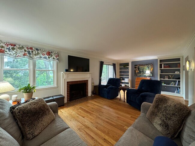 Building Photo - Refreshing 4 Bed 2/2 Bath End Unit Townhom...