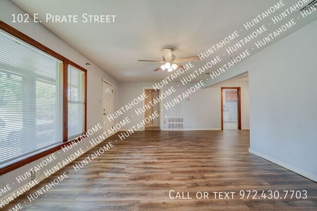 Building Photo - 102 E Pirate St
