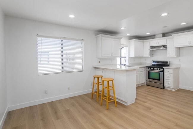 Building Photo - Beautifully Renovated 3-Bedroom Townhome i...