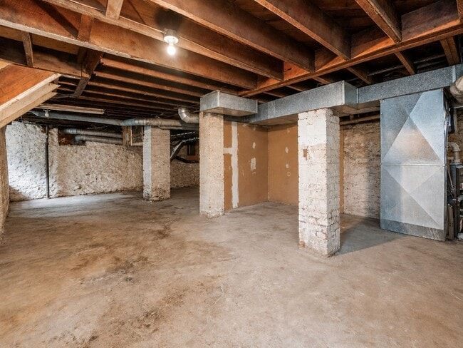 Building Photo - 227 E Northwood Ave