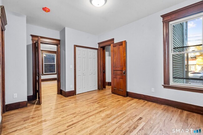 Building Photo - 548 Ferry St