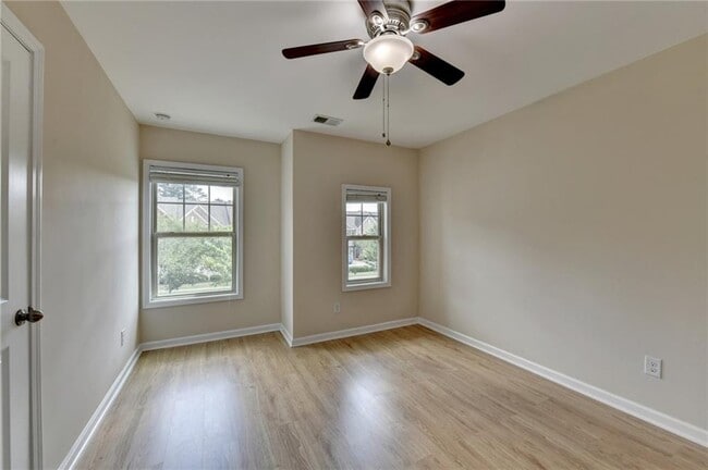 Building Photo - 2152 Greencrest Cir