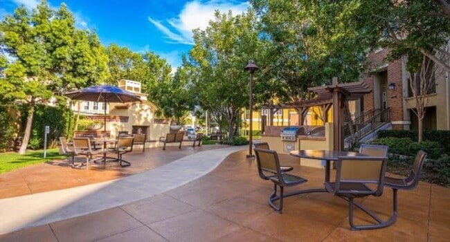 Building Photo - 4 Bedroom Townhome in the Promenade at Spectrum Community