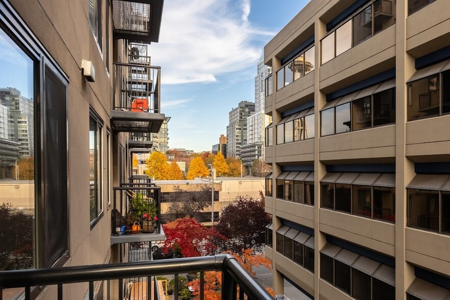 Space Needle view (see reflection :) - 2721 1st Ave