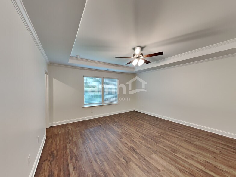 Building Photo - 9118 Henley Ave