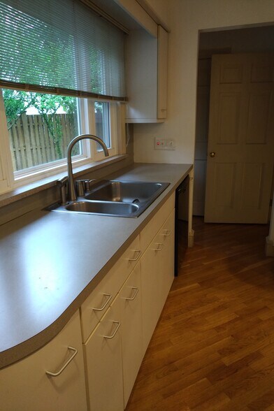 kitchen sink/counter - 40 Brookway Rd