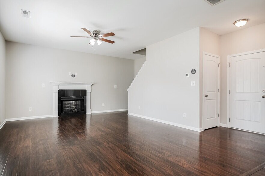 Building Photo - 900 Sandyhill Rd