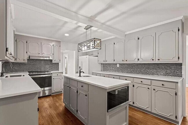 Building Photo - 305 Hillside Dr