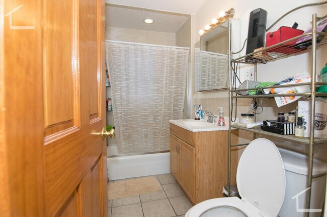 Building Photo - Huge 6 Bed 2 Bath Perfect for BU, Availabl...