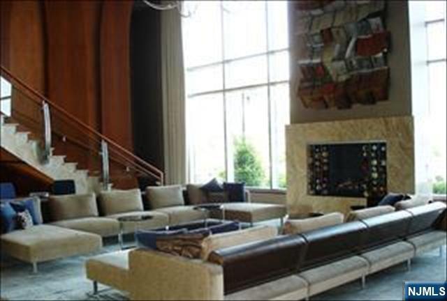 Building Photo - 8100 River 615