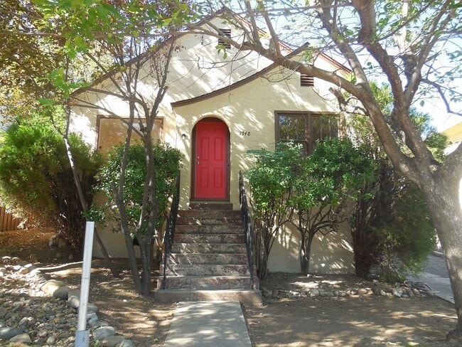 Primary Photo - CHARMING 2 BED 1.5 BATH HOME IN DOWNTOWN AREA
