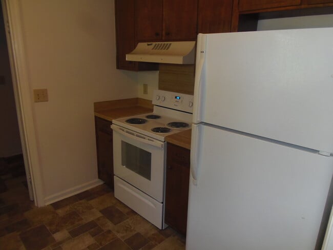 Building Photo - Charming 1 Story Brick Home