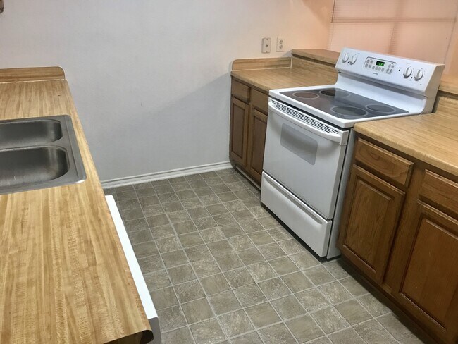 Building Photo - 3-2 DUPLEX! AVAILABLE NOW