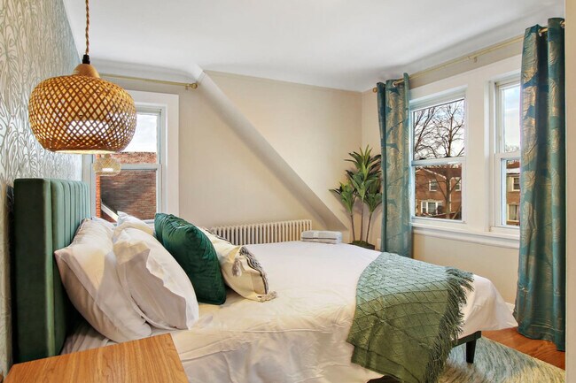 Building Photo - 3446 N Ozark Ave