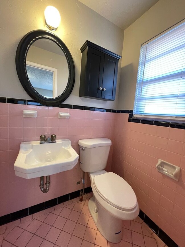Building Photo - Close to Highways and shopping! Cute and c...