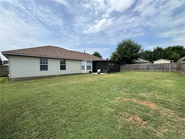 Building Photo - 608 Barbara Ave