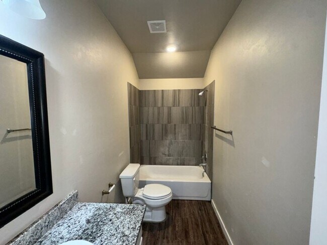 Building Photo - 5204 Oakwood Villa Ct