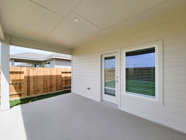 Building Photo - Single-story layout features a bright, open concept living area, dining space, and kitchen. Pebbl...