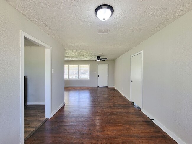 Building Photo - Welcome to this inviting single-family residence in the desirable South Park/Sunnyside area of Ho...