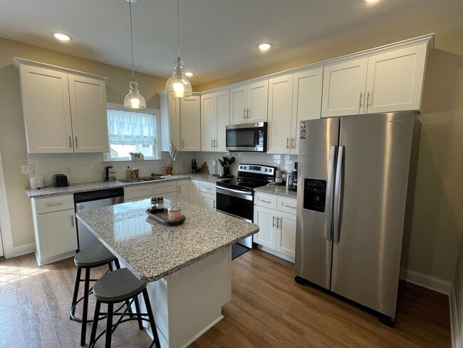 Building Photo - Spacious Luxury Townhome! Outstanding Location!