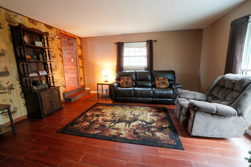 Building Photo - 425 Hemlock Ln