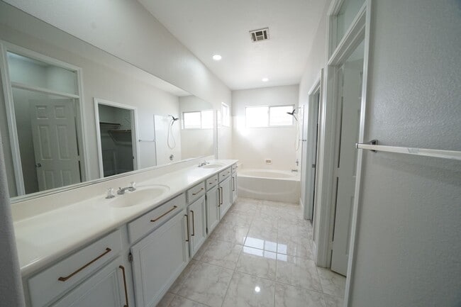 Building Photo - SHOWINGS AVAILABLE NOW