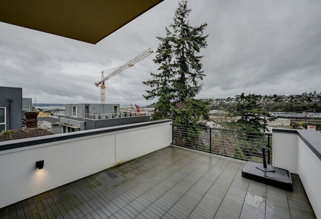 Building Photo - Gorgeous 3Bed/2.5 Bath Townhome in Queen Anne!