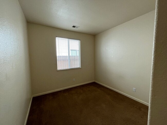 Building Photo - 3 bedroom 2 bath home in Yuba City