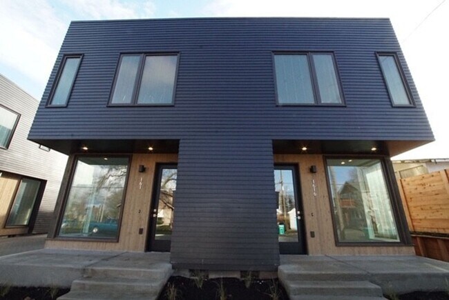Building Photo - Beautiful 2bd/2.5ba North Portland Townhom...