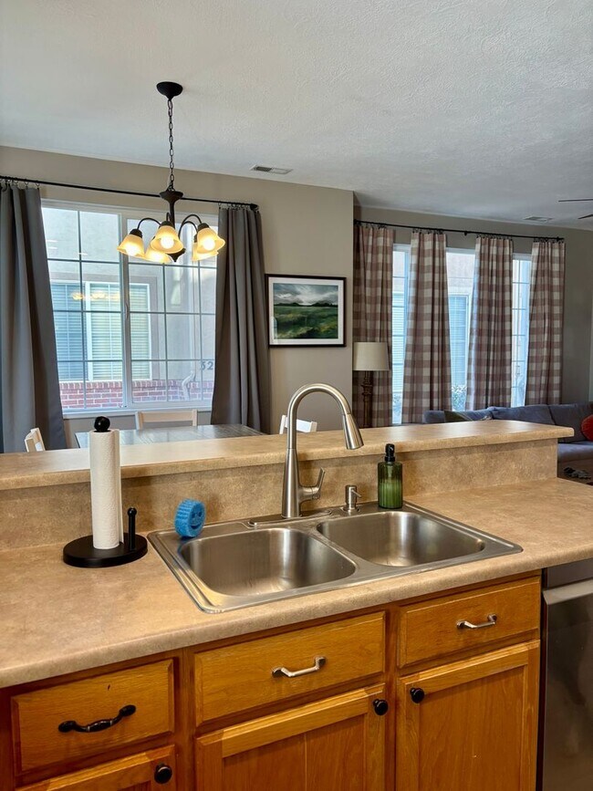 Building Photo - GORGEOUS Townhome!!!