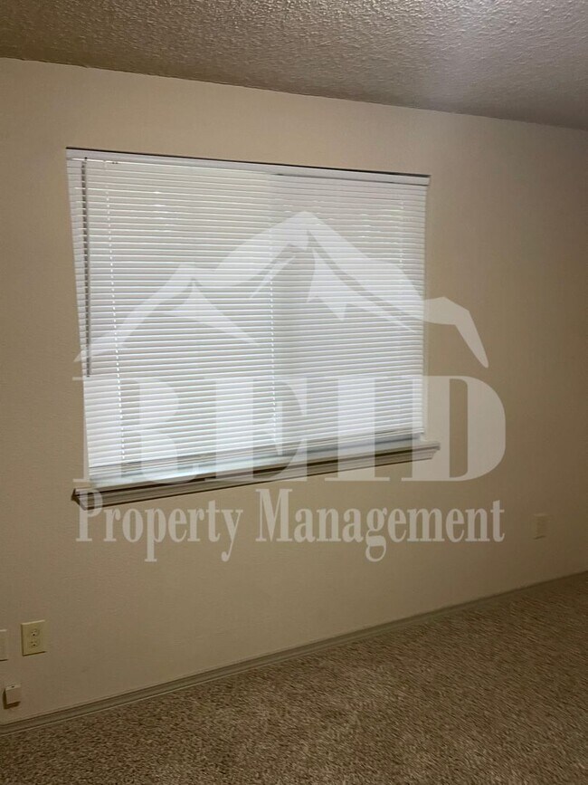 Building Photo - DUPLEX - 2 BED 1 BATH WITH 1 CAR GARAGE IN CENTRAL PORT ORCHARD!