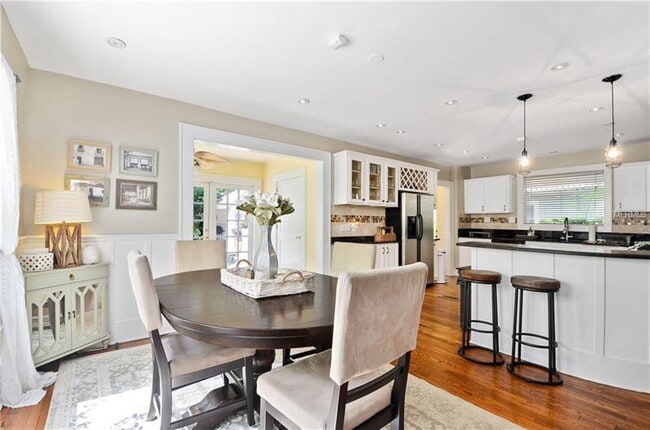 Building Photo - Amazing 4 BR Pool home in the heart of Tho...