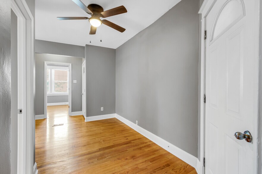 Building Photo - 5012 Chippewa St